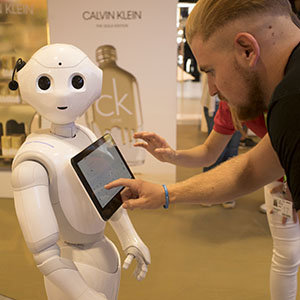 DUFRY - Robot Peeper